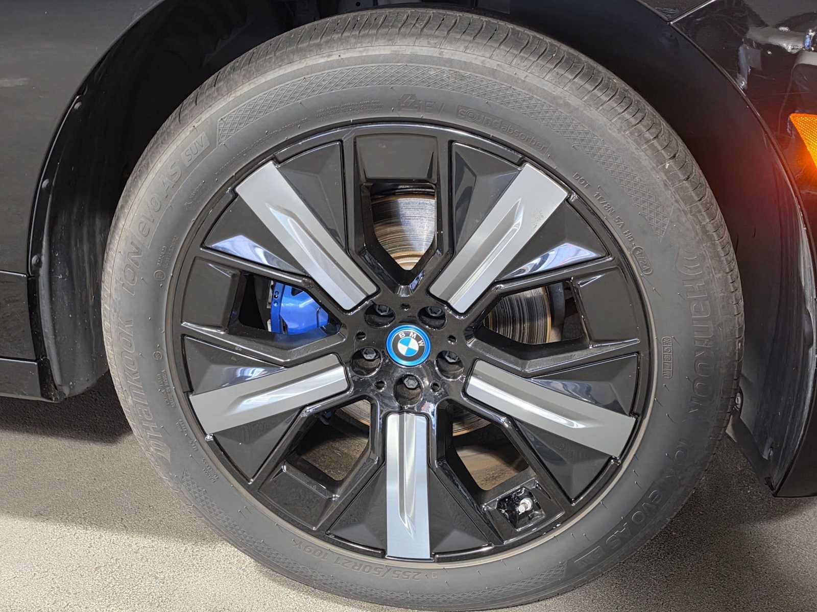 Used 2024 BMW iX xDrive50 w/ Sport Package AWD/4WD image 9