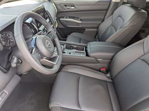 New 2025 Nissan Pathfinder SL image 15