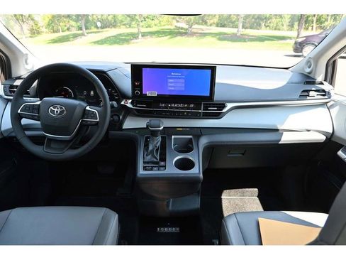 New 2025 Toyota Sienna XLE image 22