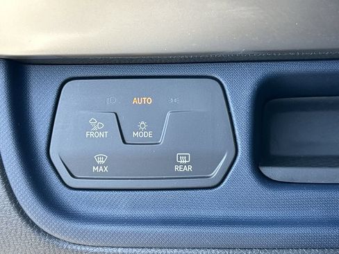 Used 2025 Volkswagen ID. Buzz Pro S RWD image 18