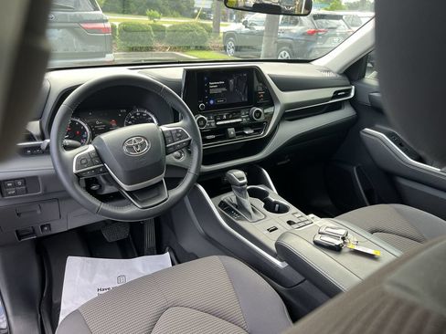 Used 2023 Toyota Highlander LE FWD image 30
