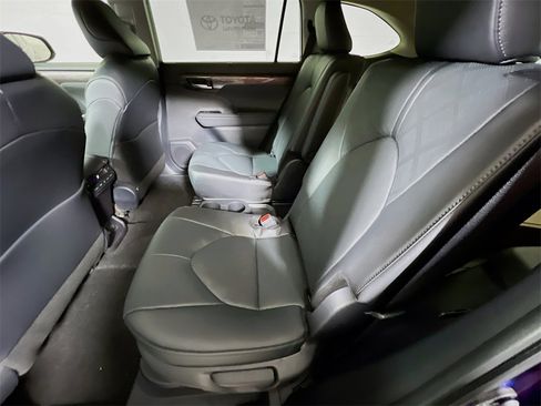 Used 2026 Toyota Highlander Platinum image 21