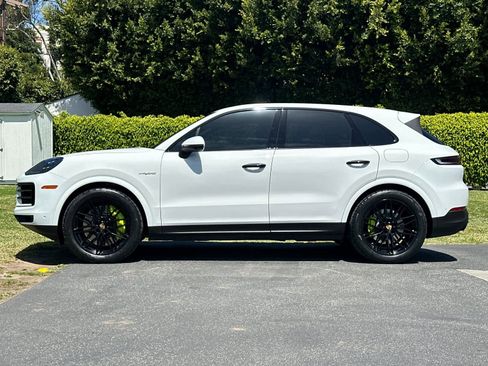 Certified 2024 Porsche Cayenne S AWD/4WD image 2