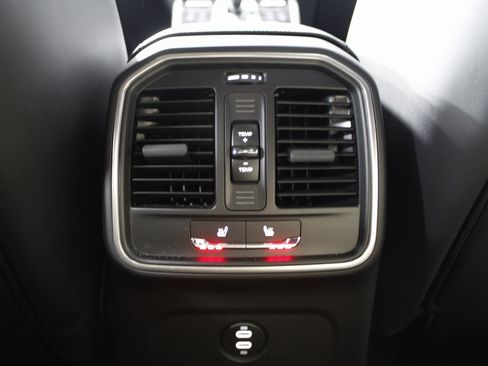 Used 2025 Porsche Macan image 20