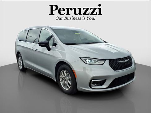 Used 2024 Chrysler Pacifica Touring-L FWD image 1