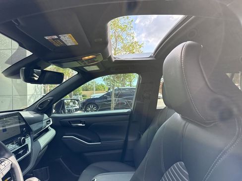 Used 2025 Toyota Highlander XSE image 6