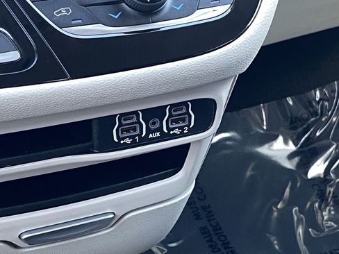 Used 2023 Chrysler Pacifica Touring-L FWD image 22
