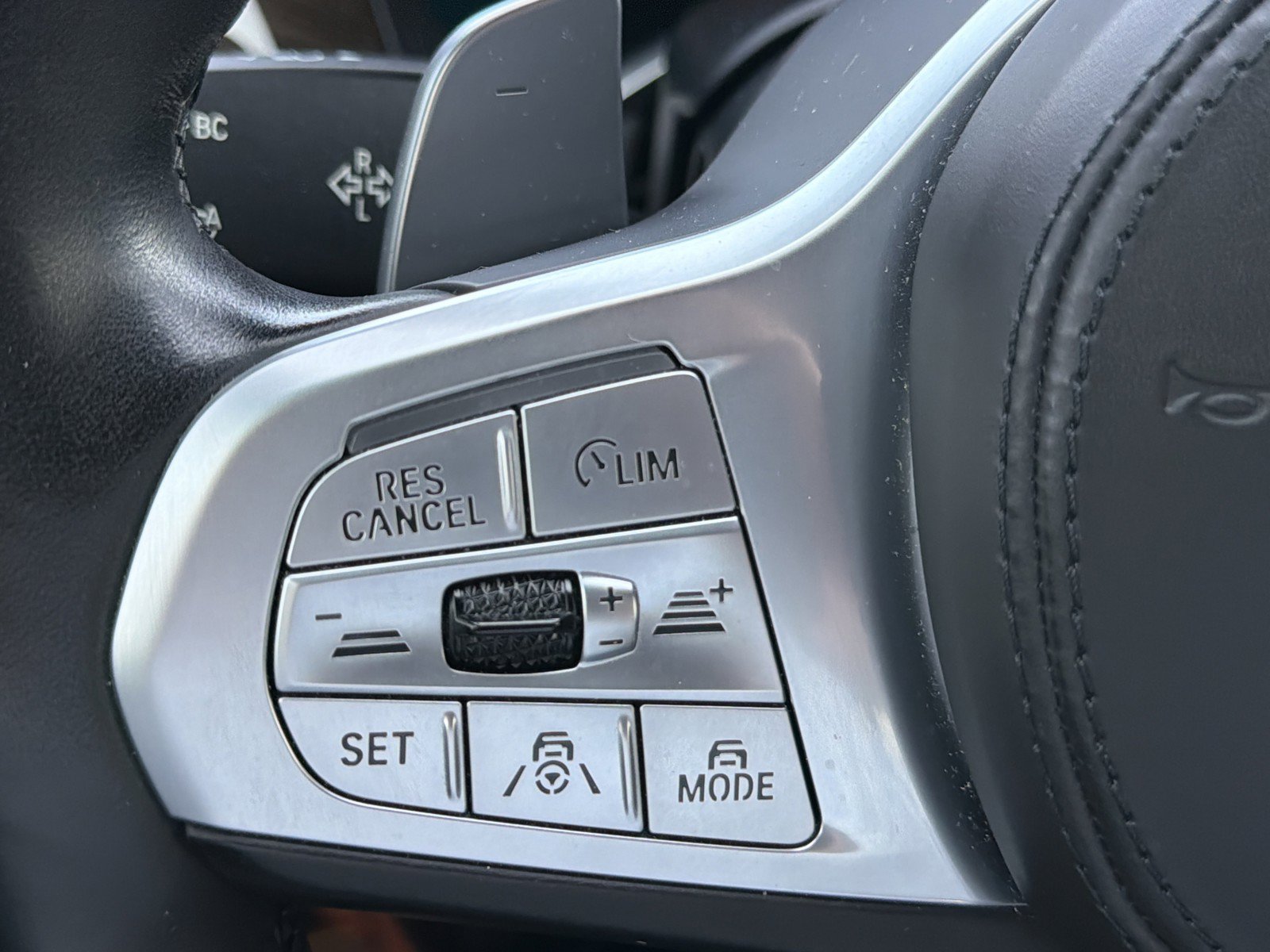 Used 2022 BMW M760i xDrive AWD/4WD image 33