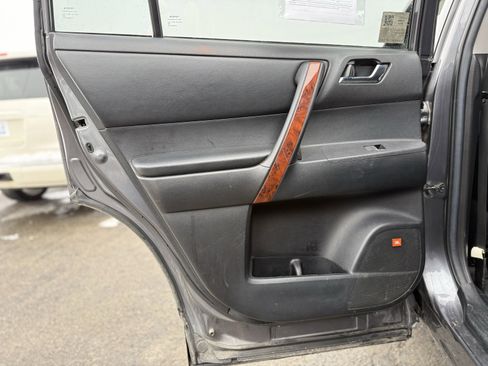 Used 2012 Toyota Highlander Limited w/ Tow Pkg image 24