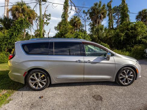 Used 2018 Chrysler Pacifica Limited w/ Advanced Safetytec Group FWD image 23