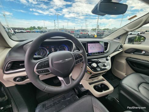 Used 2022 Chrysler Pacifica Touring-L FWD image 3