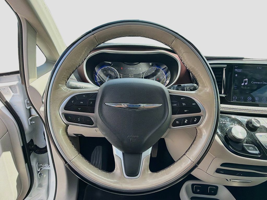 Used 2018 Chrysler Pacifica Limited w/ Tire & Wheel Group FWD image 11