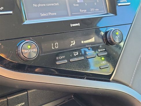 Used 2020 Toyota Camry SE image 26