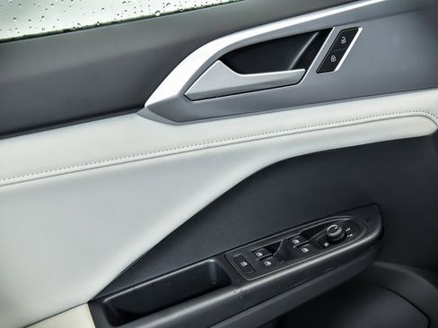 Certified 2025 Volkswagen Taos SE w/ Panoramic Sunroof Package image 5