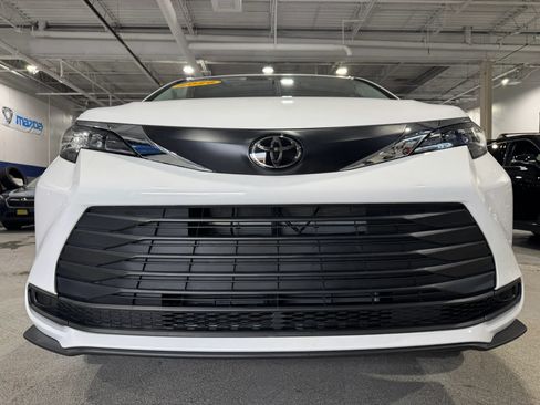 Used 2026 Toyota Sienna LE FWD image 3