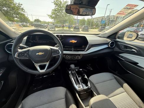 Used 2025 Chevrolet Trax LT w/ LT Convenience Package FWD image 15