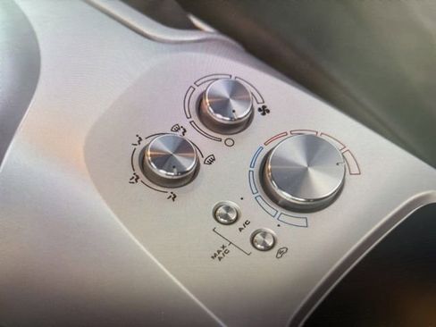 Used 2005 Ford GT RWD image 28