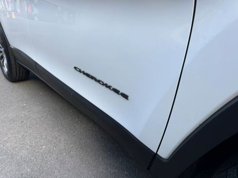 Used 2019 Jeep Cherokee Latitude Plus w/ Comfort/Convenience Group AWD/4WD image 6