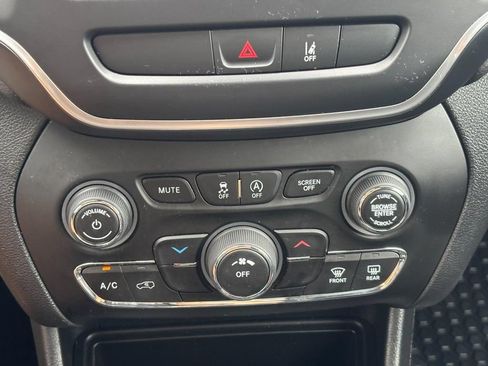 Used 2022 Jeep Cherokee Latitude w/ Trailer Tow Group AWD/4WD image 22