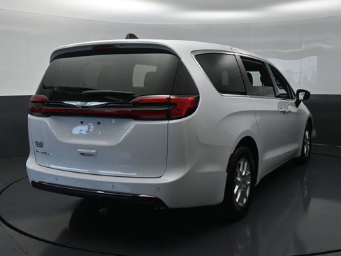 Used 2025 Chrysler Pacifica Select FWD image 5