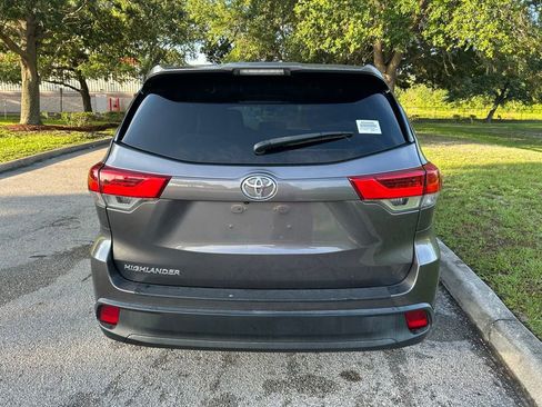 Used 2019 Toyota Highlander LE FWD image 5