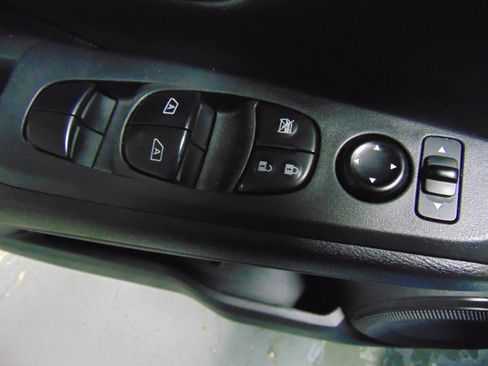 Used 2023 Nissan Kicks SV w/ Interior Electronics Package FWD image 9