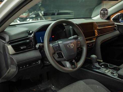 Used 2025 Toyota Camry SE image 9