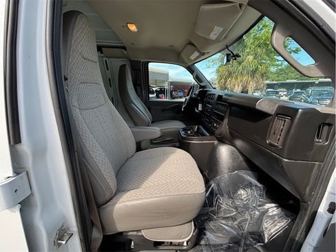 Used 2017 Chevrolet Express 2500 RWD image 30