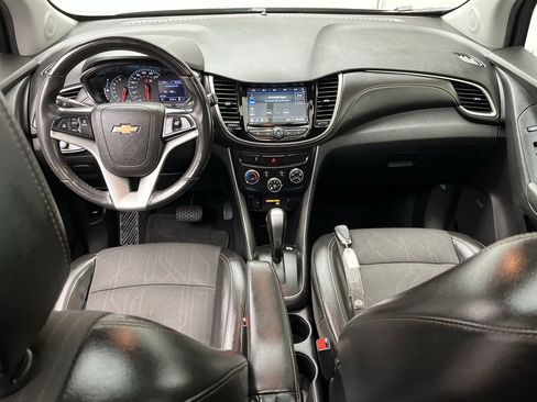 Used 2019 Chevrolet Trax LT w/ Sun & Sound Package AWD/4WD image 4