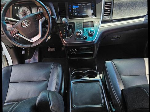 Used 2017 Toyota Sienna SE image 16