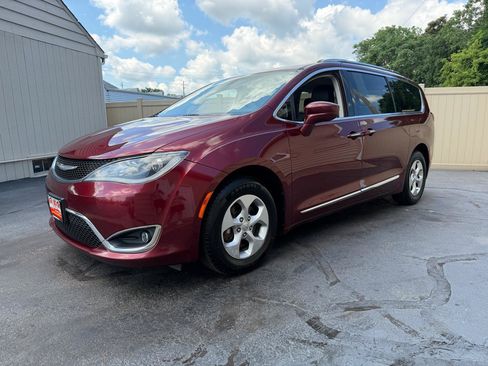 Used 2017 Chrysler Pacifica Touring-L Plus FWD image 9