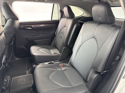 Used 2023 Toyota Highlander Limited image 39