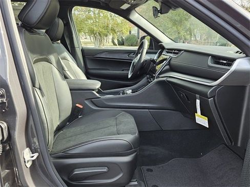 New 2025 Jeep Grand Cherokee Altitude image 15