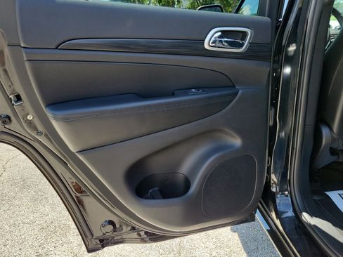 Used 2020 Jeep Grand Cherokee Altitude AWD/4WD image 10