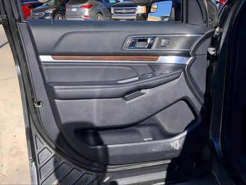 Used 2018 Ford Explorer Limited image 22