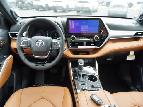 New 2026 Toyota Highlander Platinum AWD/4WD image 2