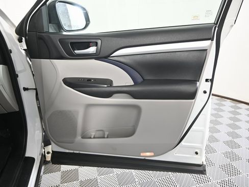 Used 2018 Toyota Highlander XLE image 12