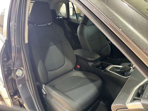 Used 2020 Toyota RAV4 LE image 34