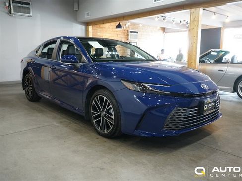 Used 2025 Toyota Camry XLE AWD/4WD image 3