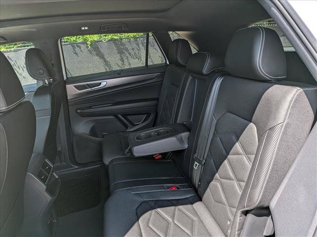 Certified 2025 Volkswagen Atlas Cross Sport SE w/ Panoramic Sunroof Package AWD/4WD image 24
