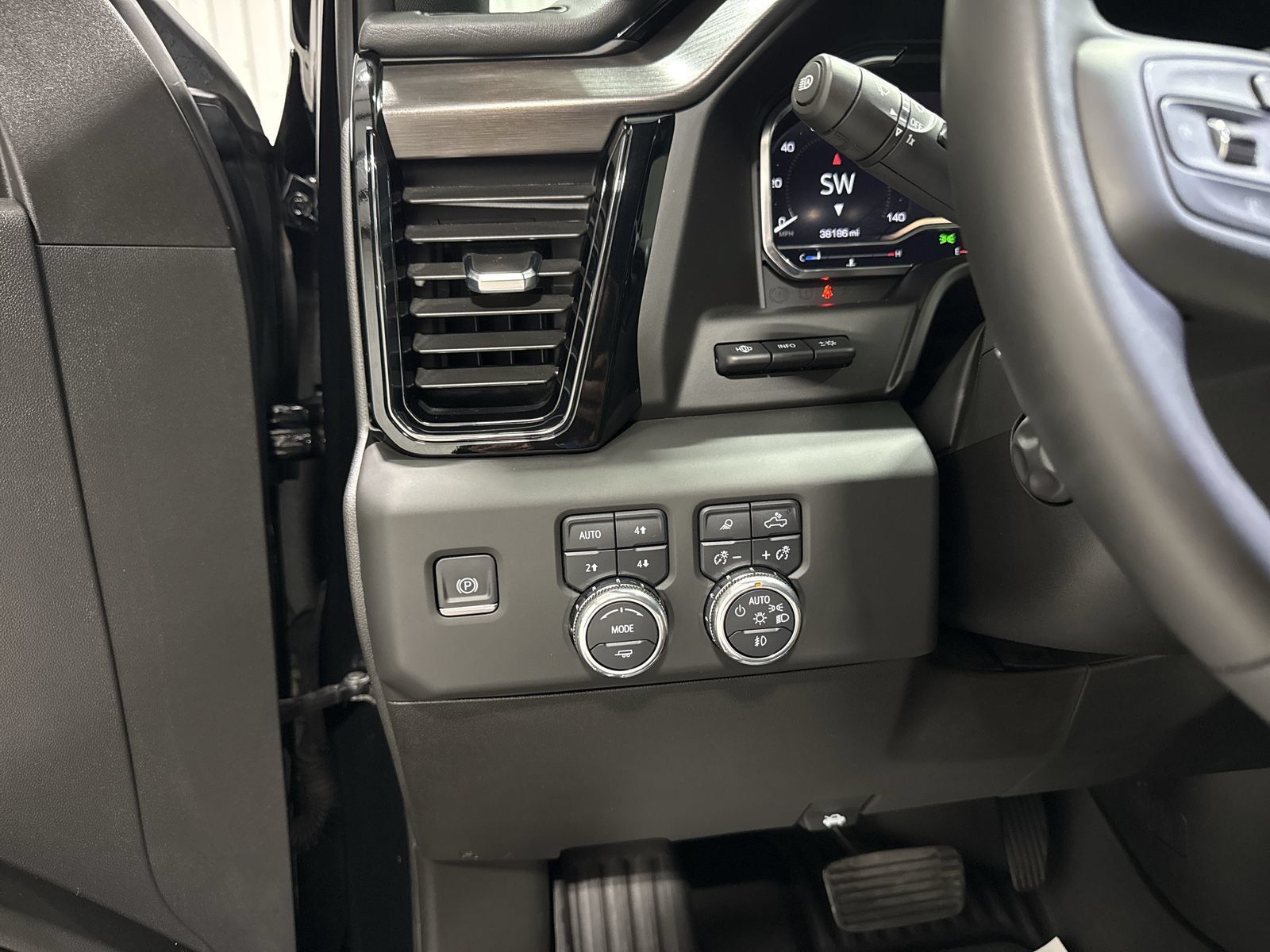 Used 2025 GMC Sierra 1500 AT4 w/ AT4 Premium Package AWD/4WD image 18