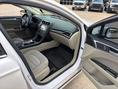 Used 2020 Ford Fusion SE image 15