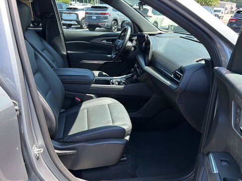 Used 2025 Chevrolet Traverse LT FWD image 14