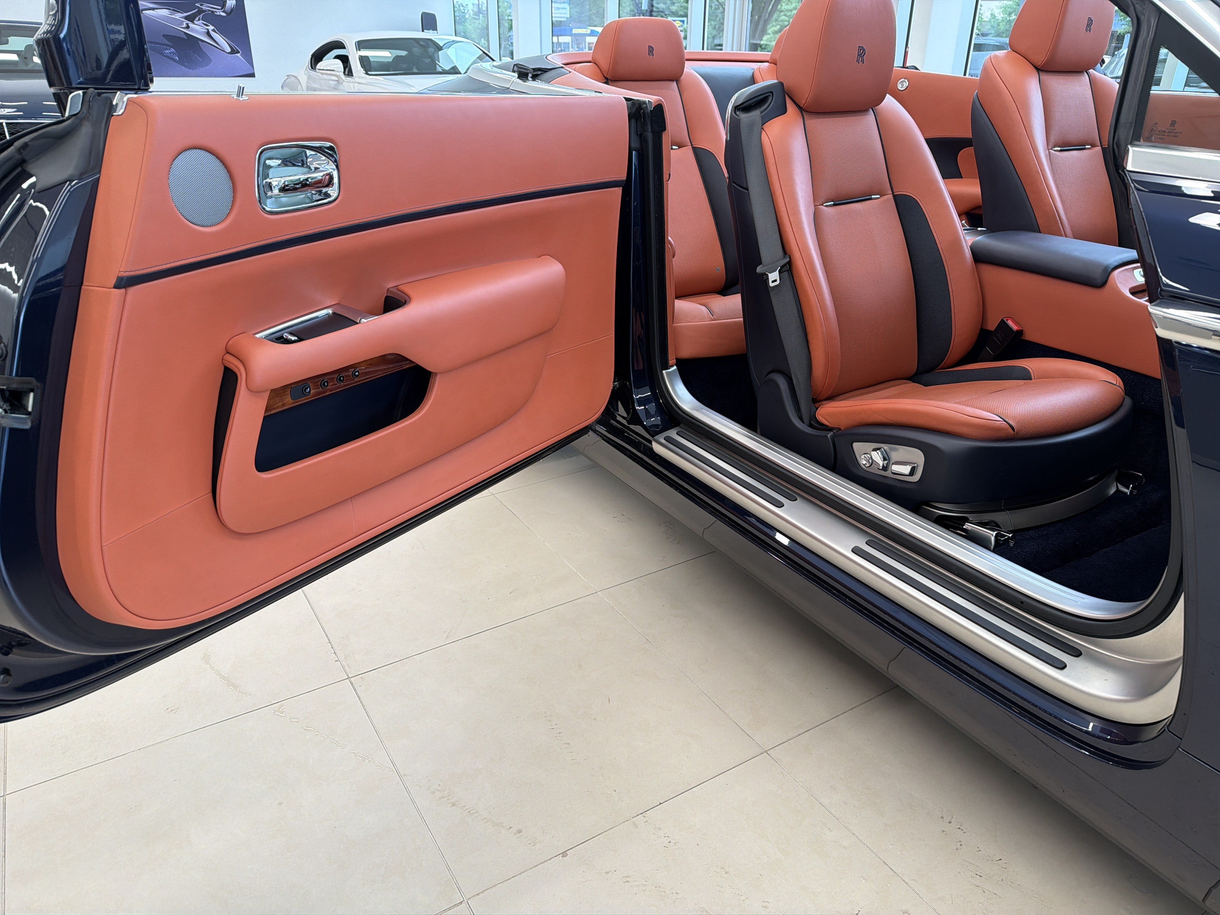 Certified 2018 Rolls-Royce Dawn RWD image 33