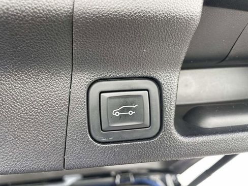 Used 2017 GMC Acadia Denali w/ Technology Package FWD image 9