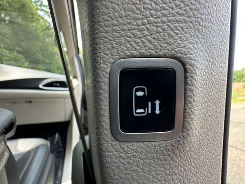 Used 2024 Chrysler Pacifica Touring-L FWD image 41