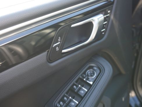 Certified 2022 Porsche Macan S AWD/4WD image 16