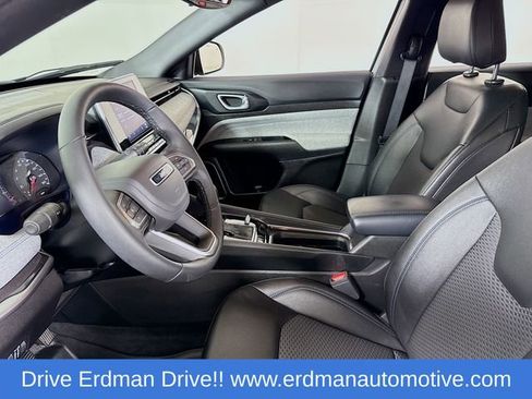 Used 2025 Jeep Compass Latitude image 6