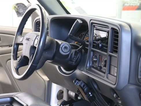 Used 2005 GMC Sierra 2500 SLE w/ Heavy-Duty Power Package AWD/4WD image 79