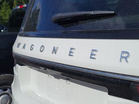 Used 2022 Jeep Wagoneer Series III RWD image 7